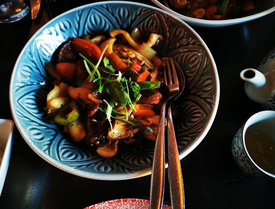 Wokschotel in een celadon kom