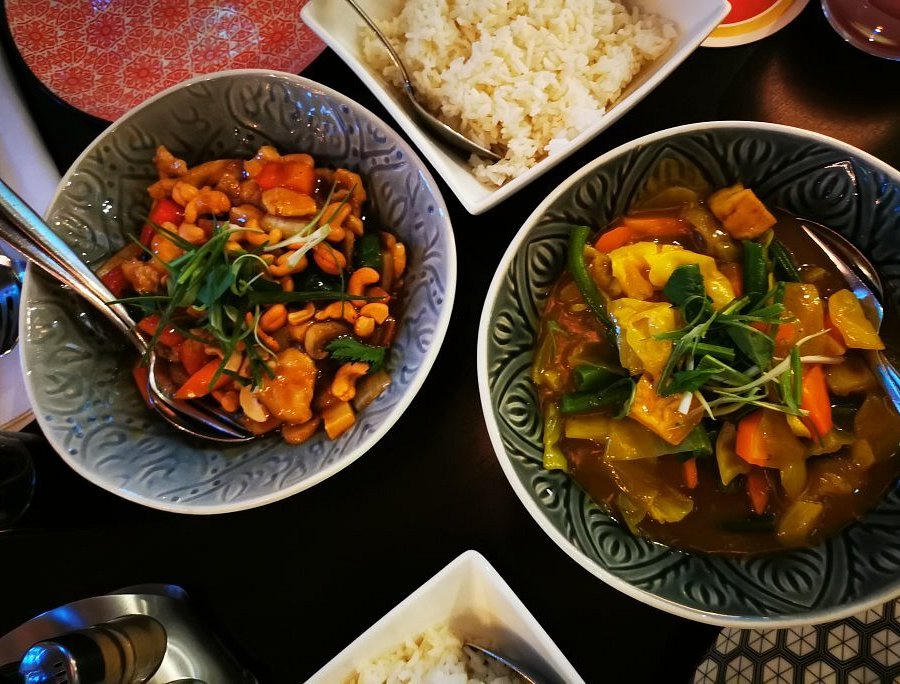 Kommetjes met cashew-kip en groentecurry, witte rijst